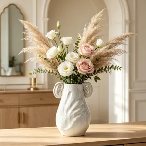 Elegante vaso in ceramica bianca con motivo a rilievo per l'arredamento della casa