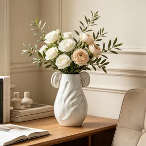 Primo piano di un vaso di ceramica bianca creativo con fiori sulla scrivania