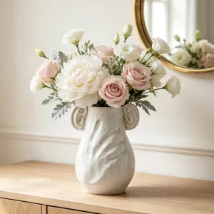 Dettaglio di un vaso in ceramica minimalista con esclusivo rilievo a mano e fiori