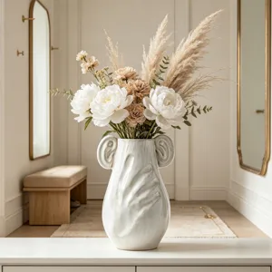 Elegante vaso in ceramica bianca con trama a rilievo e fiori per l'arredamento moderno