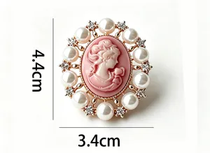 Vue détaillée d'une broche camée de style victorien avec perles et strass, 4,4x3,4 cm