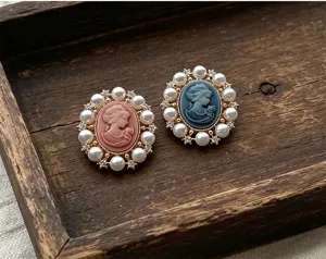 Vue détaillée d'élégantes broches camée victoriennes avec perles et cristaux
