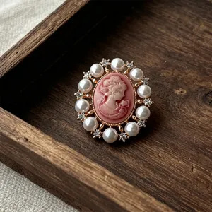 Broche camée victorienne vintage avec relief rose, perles blanches et fini doré