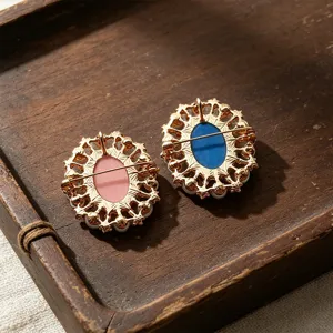 Broches vintage style victorien avec camée et perles roses et bleues pour vêtements femme.