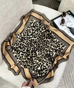 Vista dettagliata di un foulard quadrato in seta con stampa leopardata elegante