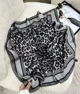 Dettaglio di un elegante foulard in seta leopardato con un raffinato bordo nero di design
