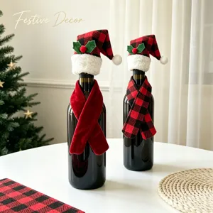 Nahaufnahme von Weihnachts-Weinflaschenhüllen mit Mini-Hüten und Schals