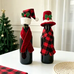 Festliches Weihnachts-Weinflaschen-Dekoset mit karierten Hüten und weichen Schals