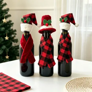 Nahaufnahme eines Weihnachts-Weinflaschendekor-Sets mit Mini-Karohüten und Schals.