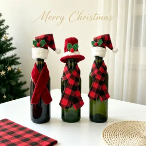 Detailansicht der Weihnachts-Weinflaschendekoration mit karierten Hüten und Schals