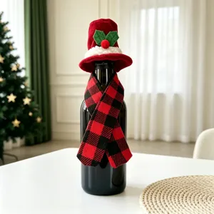 Weinflaschen-Deko-Set zu Weihnachten mit einer roten Mini-Mütze und einem karierten Schal
