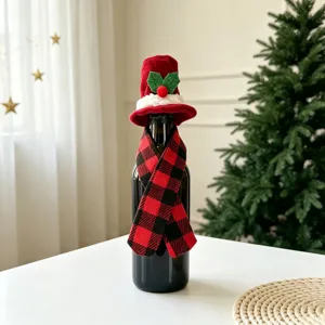 Nahaufnahme eines festlichen Weihnachts-Weinflaschen-Deko-Sets mit rotem Hut und Karoschal