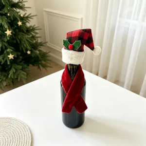 Weinflaschen-Deko-Set mit rot-schwarzer Weihnachtsmütze und Schal-Accessoire