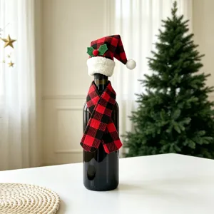 Festliches rot-schwarz kariertes Mini-Hut- und Schal-Set für Weihnachts-Weinflaschen