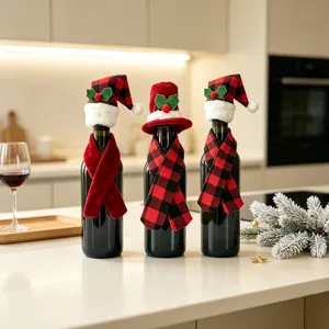 Nahaufnahme von Weihnachts-Weinflaschen-Dekorationssets mit Mini-Mützen und Schals