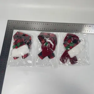 Nahaufnahme von Mini-Weihnachtsschals und Mützen mit Lineal zur Größenangabe