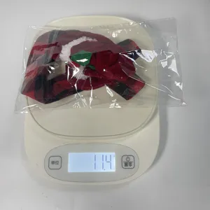 Gewichtsmessung von 11,4 g für die verpackte weihnachtliche karierte Dekoration