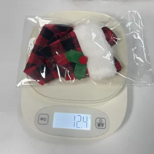 Gewichtsmessung eines weihnachtlichen Mini-Mützen- und Schal-Sets mit 12,4 g Anzeige