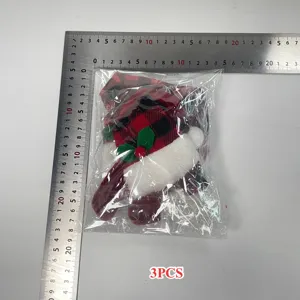 Detailansicht des 3-tlg. Weihnachts-Set mit Schottenkaro-Mütze und Schal für Flaschen