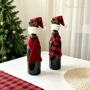 Festliches Weihnachts-Weinflaschen-Dekorationsset mit Mini-Karo-Hüten und Schals