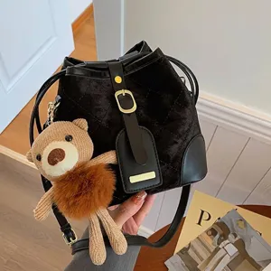 Sac Seau Vintage Femme en Velours Matelassé Avec Pendentif Ours en Peluche Épissage Cuir PU Bandoulière Cordon de Serrage