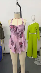 Dettaglio ravvicinato di un top rosa a fiori con fiocco frontale e design con vita elasticizzata