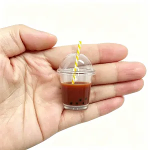 Ciondolo tazza bubble tea in resina miniatura accessorio portachiavi con dettagli chiari.