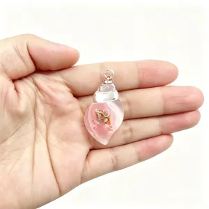 Vue détaillée du pendentif coquillage lumineux avec un design unique de coquillage en coquillage.