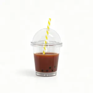 Vista di dettaglio tazza bubble tea in resina trasparente con cannuccia per ciondoli fai da te.