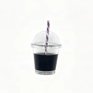 Dettaglio ciondolo tazza bubble tea in resina, charm bevanda in miniatura con coperchio e panna.