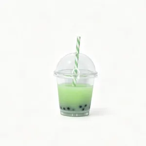 Dettaglio in primo piano del simpatico ciondolo in resina a forma di tazza bubble tea.