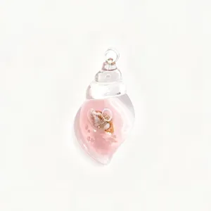 Vue détaillée du pendentif coquillage lumineux avec un design rose unique coquille dans coquille.