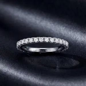 Vista detallada de un impresionante anillo eternity con diamantes y montura de plata.