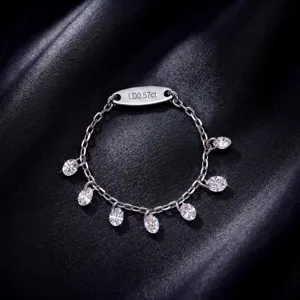 Nahaufnahme des S925 Silber Kettenrings mit funkelnden ovalen Labor Diamant Anhängern.