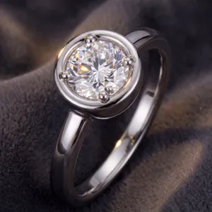 Vue détaillée d'un anneau minimaliste rond avec diamant de laboratoire en argent S925.