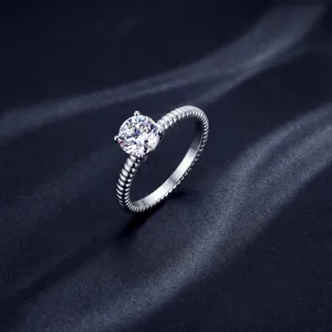 Exquise bague solitaire en argent 925 avec design de bande nervure texturee elegante