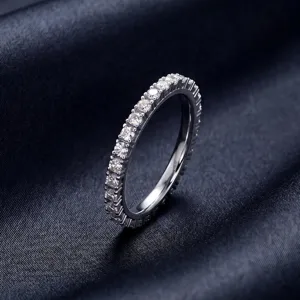 Impresionante anillo alianza completo de plata esterlina con diamantes de laboratorio.