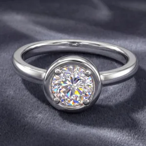 Vue détaillée d'une bague minimaliste en argent avec diamant rond de laboratoire, élégant.