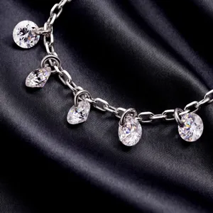 Nahaufnahme Detail des Sterling Silber Bettelarmbands mit funkelnden Zirkonia Anhängern.