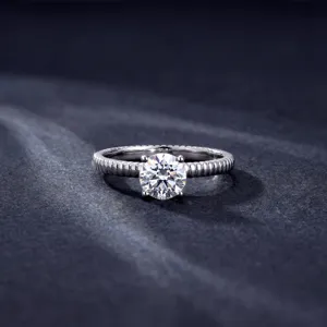 Gros plan détaillé de la bague en argent avec diamant de laboratoire et anneau cannelé.