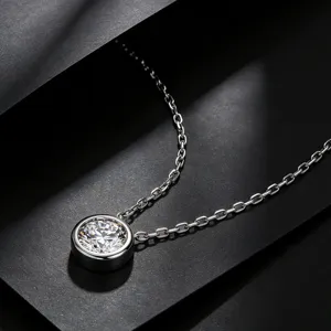 Gros plan sur le serti du pendentif diamant de laboratoire 1 carat sur chaîne en argent.