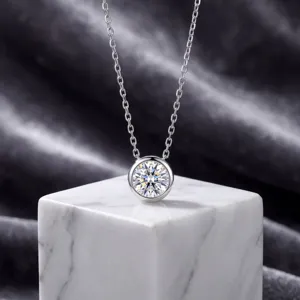 Vue détaillée d'un collier pendentif solitaire moissanite serti clos en argent 925 marbre.