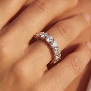 Primer plano detallado de un hermoso anillo de eternidad con diamante de laboratorio.