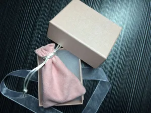 Rosa Schmuckgeschenkbox Set mit weichem Samtbeutel und Band für romantische Geschenke.