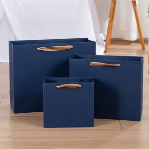 Dunkelblaue Geschenktüten aus Spezialpapier im Set, elegante Einkaufstasche Detailansicht