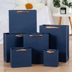 Dunkelblaue luxuriöse Geschenktüten aus Spezialpapier, elegante Bandgriffe Detail