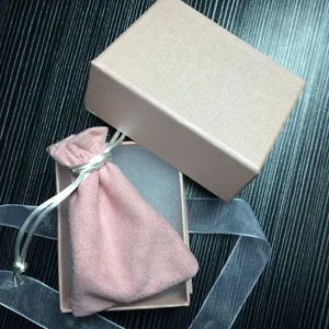 Rosa Schmuckgeschenkbox Set mit weichem Samtbeutel und elegantem Schleifenband für Geschenke.