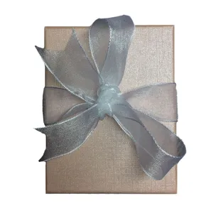 Rosa Geschenkschachtel mit silberner Schleife fuer Schmuck Geburtstag Valentinstag Verpackung.