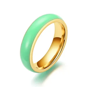 Detailansicht eines eleganten Paaringes aus grünem Emailleschmuck und edlem Goldstahl.