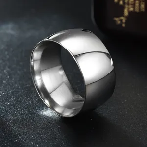 Detailaufnahme des breiten Edelstahlrings, 12mm hochglanzpolierter Titanstahl Herrenring nah.